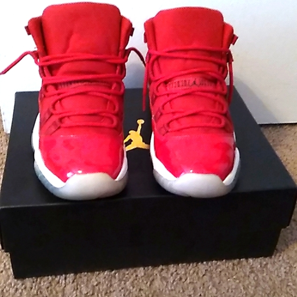 Jordan 11 Retro Patent leather (2017) Red & White Size 6Y = 7.5 in Women